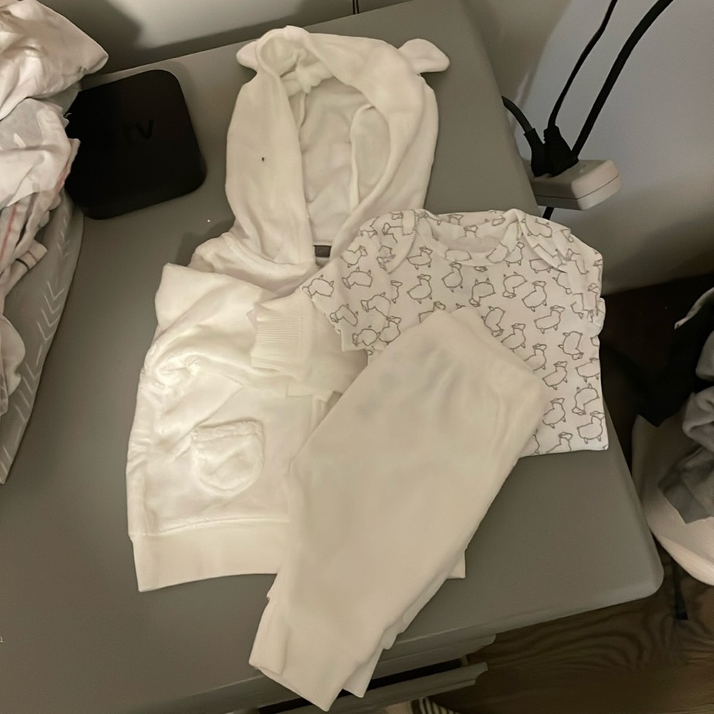 Carters Newborn 3pc set